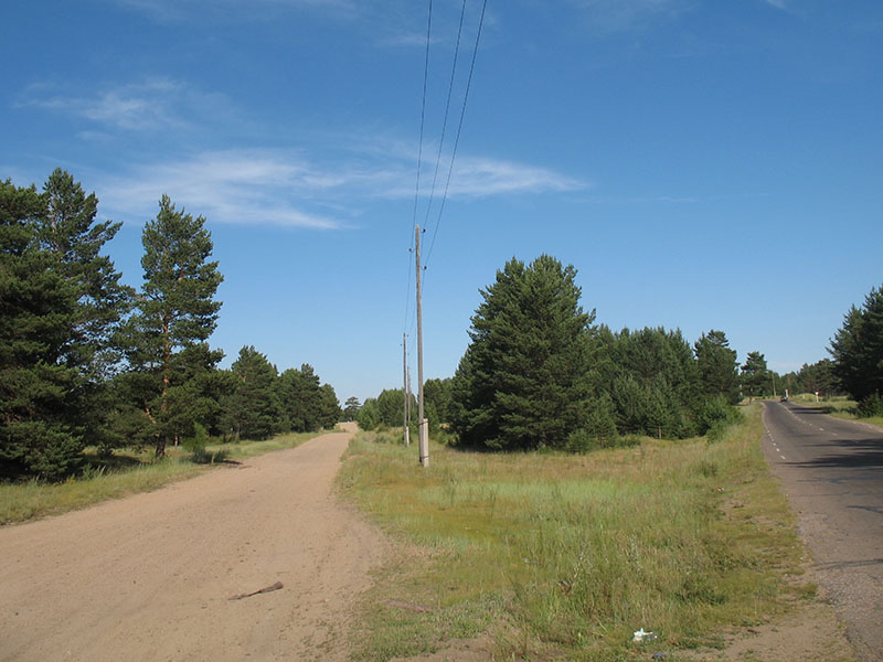 Первый поворот Ямаровского тракта. Слева старая дорога. Справа шоссе перед знаком 