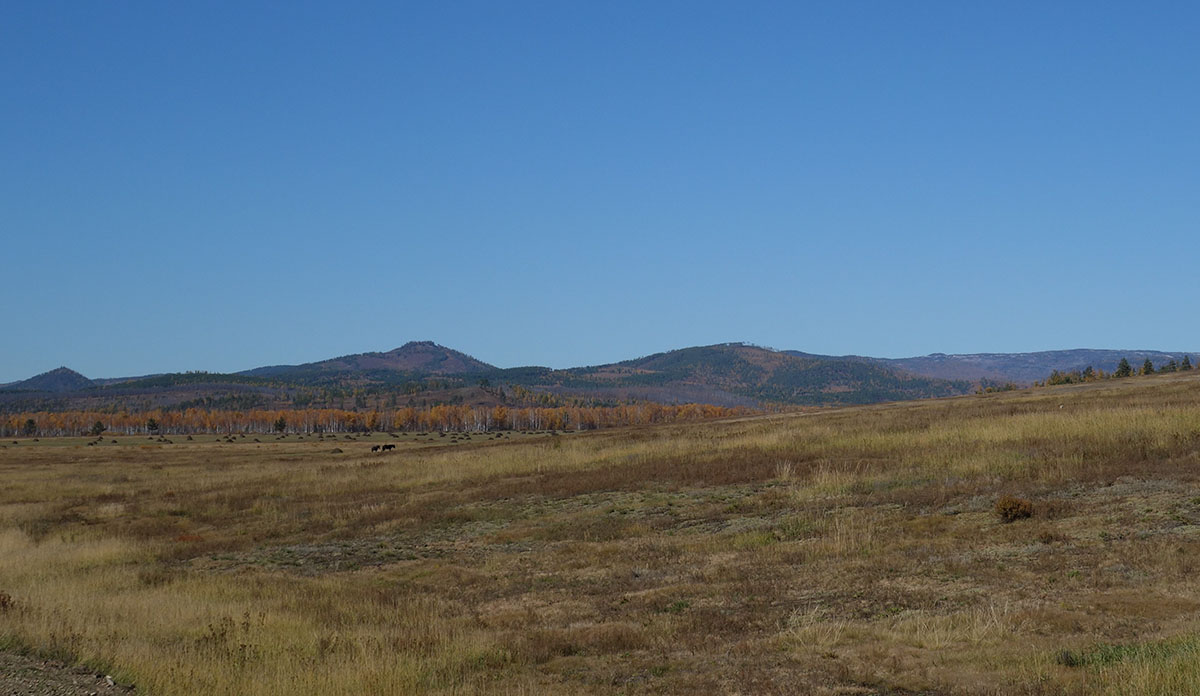 Панорама хребта Цаган-Хуртей от с. Зурун. Слева - острая вершина Барун-Дулга, ближе к центру - Зун-Дулга. Справа голец Бугутуй с вершиной Ибыхен